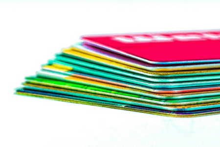 Kreditkarten bieten heute eine große Vielfalt an Leistungen. Bis auf die Kreditfunktion sind solche Leistungen jedoch auch in Prepaid-Modellen enthalten. pixabay.com © AlexanderStein (CC0-Lizenz)