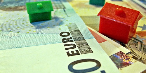 In Vermögenswerte wie Aktien oder Immobilien investieren