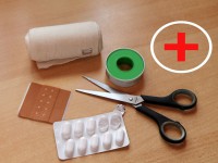 Pflaster, Schere, Verband